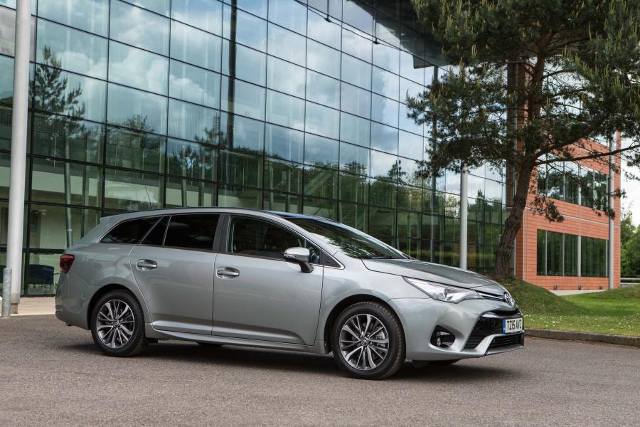  Toyota Avensis Touring Sports 2015 года  (UK) (фото 7 из 24)